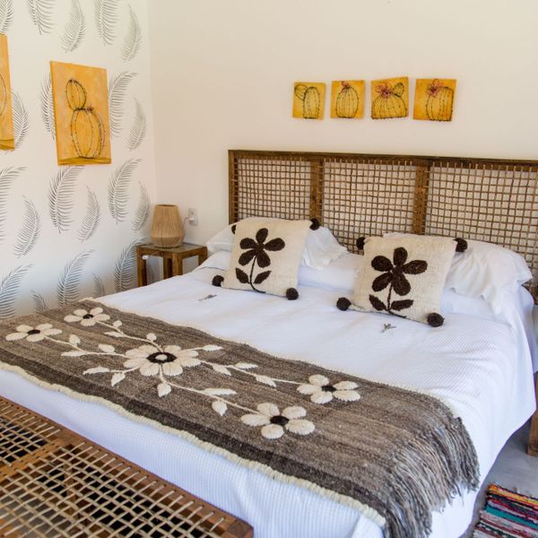 Habitación con detalles artesanales